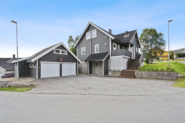 Egen inngang og parkering foran mur